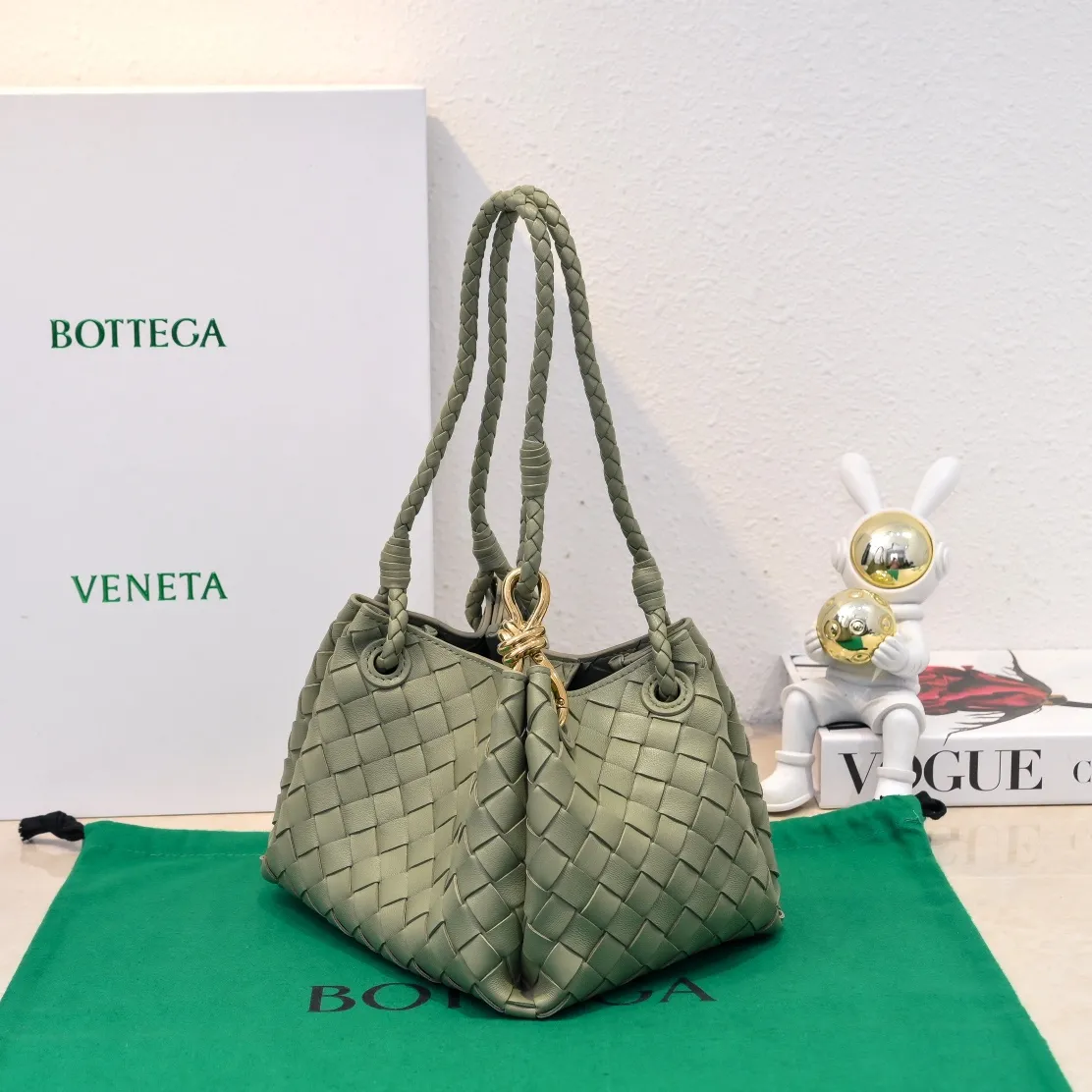 Batch 1760 BV home is new! Andiamo combines Bottega Veneta archives parachute handbags to inherit retro elements and integrate modern trends. The same style as Shu Qi's Beijing Night. It is a continuation of the classic bag. It has three functions: hand carry, shoulder and cross-body. It is embellished with metal brass knot buckles. The capacity of the small one is amazing. It can easily hold sunglasses in a box/small bottle of water/powder powder/charger and other daily necessities when going out. The upper body is versatile. Style number: 6569 Size: 21*17*16.5cm